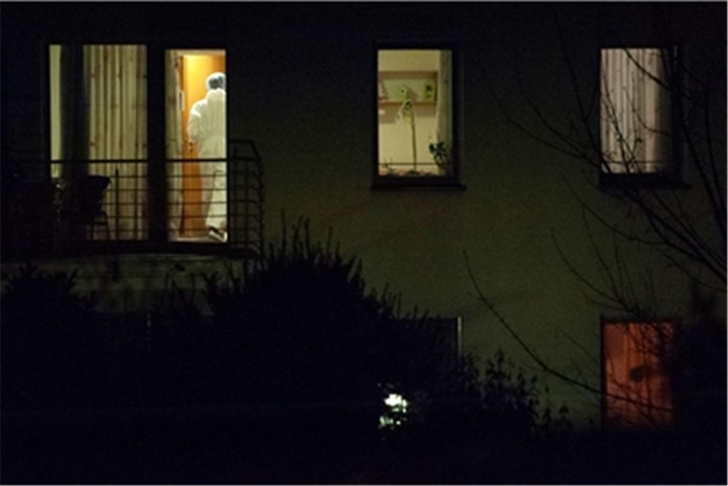 Pflegekraft in Schutzkleidung im stark betroffenen DRK-Seniorenzentrum in Mühlacker. Nicht nur, aber auch in den Senioreneinrichtungen gilt die Impfung als großer Hoffnungsträger.Fotomoment