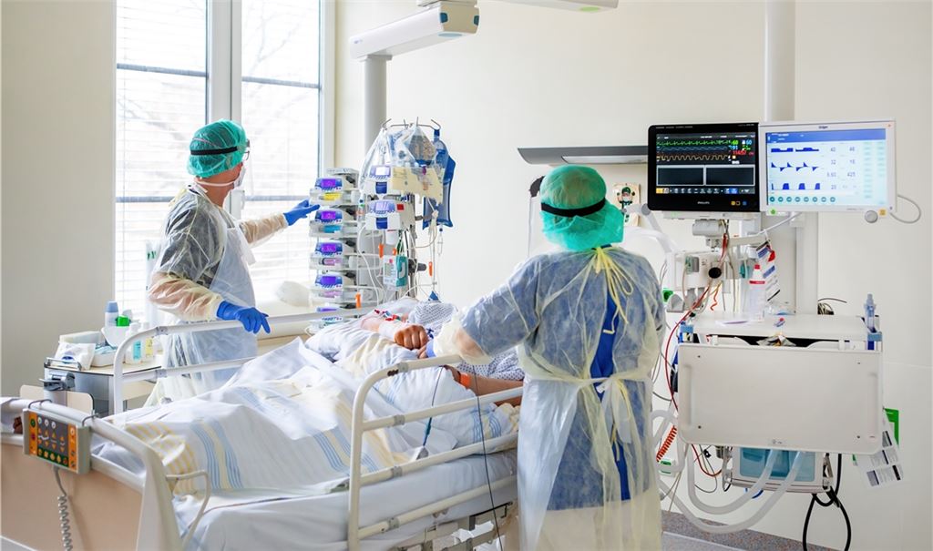 Pflegepersonal kontrolliert bei einem Corona-Patienten die Menge des verabreichten Narkose-Mittels. Foto: Helios/Thomas Oberländer
