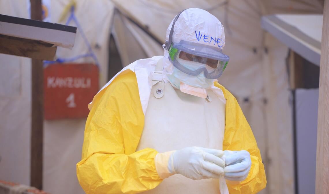 Pfleger mit Ebola-Schutzkleidung im Kongo (Archiv).