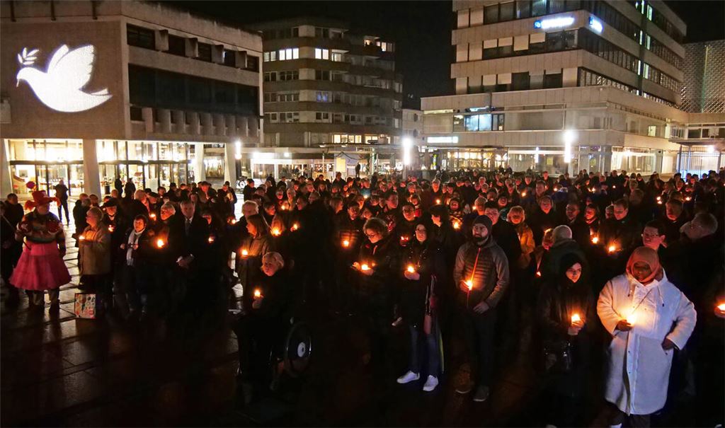 Pforzheimer Bürgerinnen und Bürger solidarisieren sich beim Gedenktag – hier: beim Lichtermeer – anlässlich des 23. Februar 1945 auch mit Menschen aus der Ukraine. Fotos: Friedrich