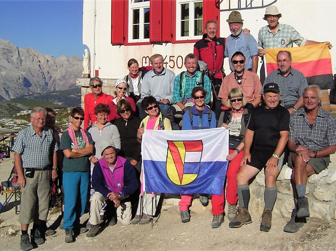 Pforzheimer Wanderer an der Drei-Zinnen-Hütte. Rechts: Sektionsmitglied Frank Jourdan in Aktion. Fotos: Alpenverein Pforzheim
