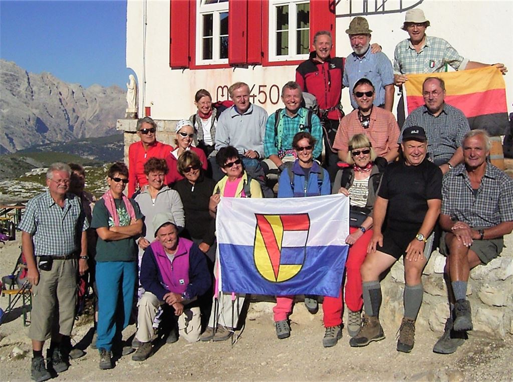 Pforzheimer Wanderer an der Drei-Zinnen-Hütte. Rechts: Sektionsmitglied Frank Jourdan in Aktion. Fotos: Alpenverein Pforzheim