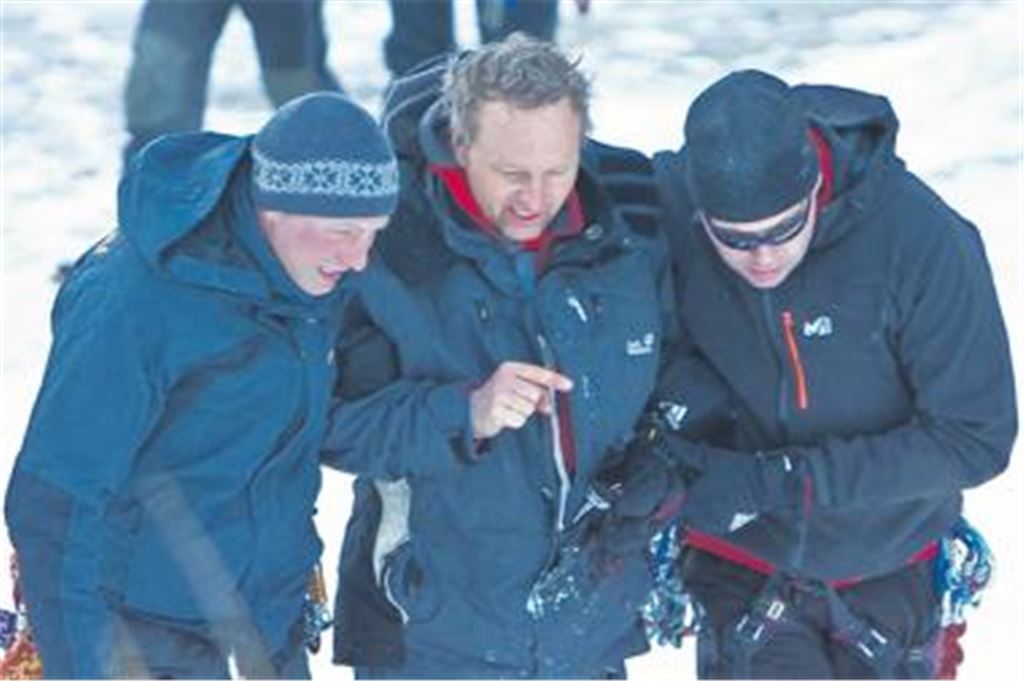 Pforzheims Bürgermeister Uhlig, einer der Bergwanderer, gestützt von Rettungskräften.
Foto: p