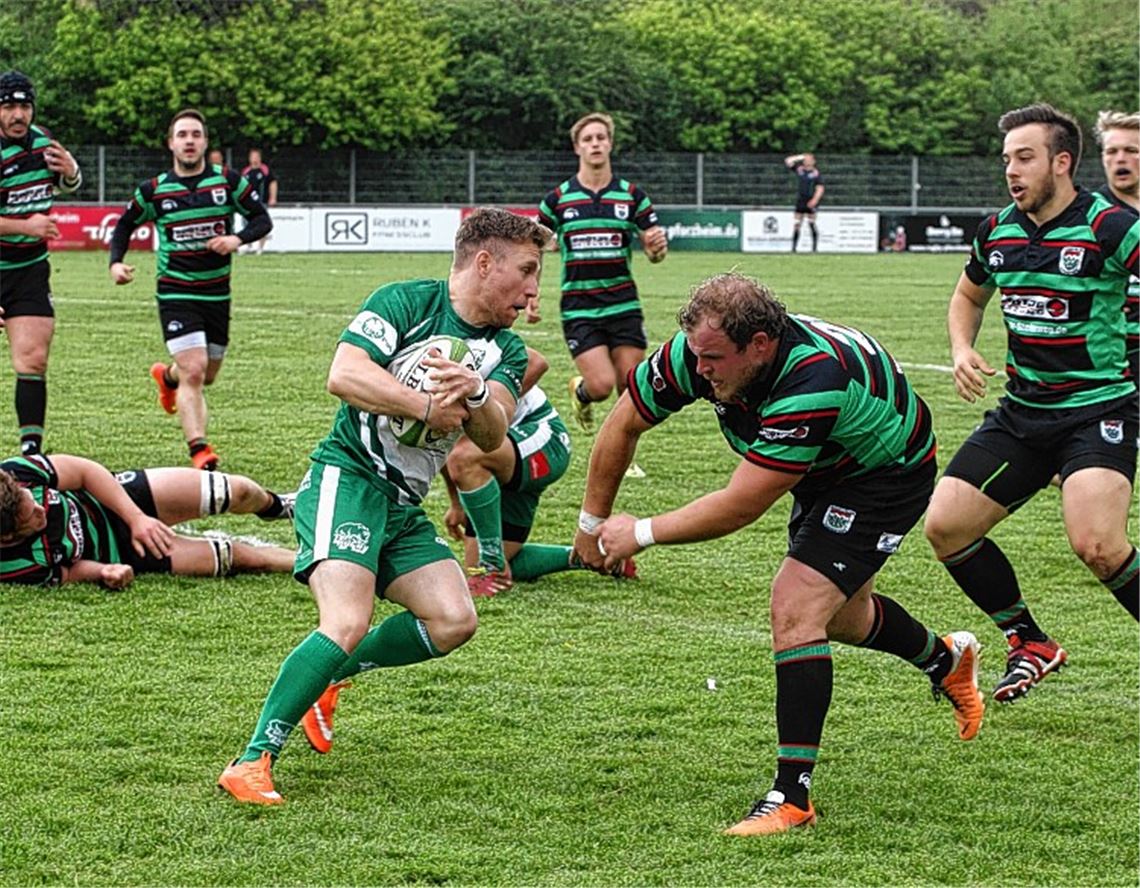 Pforzheims David Schulz (mit Ball) nimmt es allein Mit der halben Defensive des RK Heusenstamm auf.