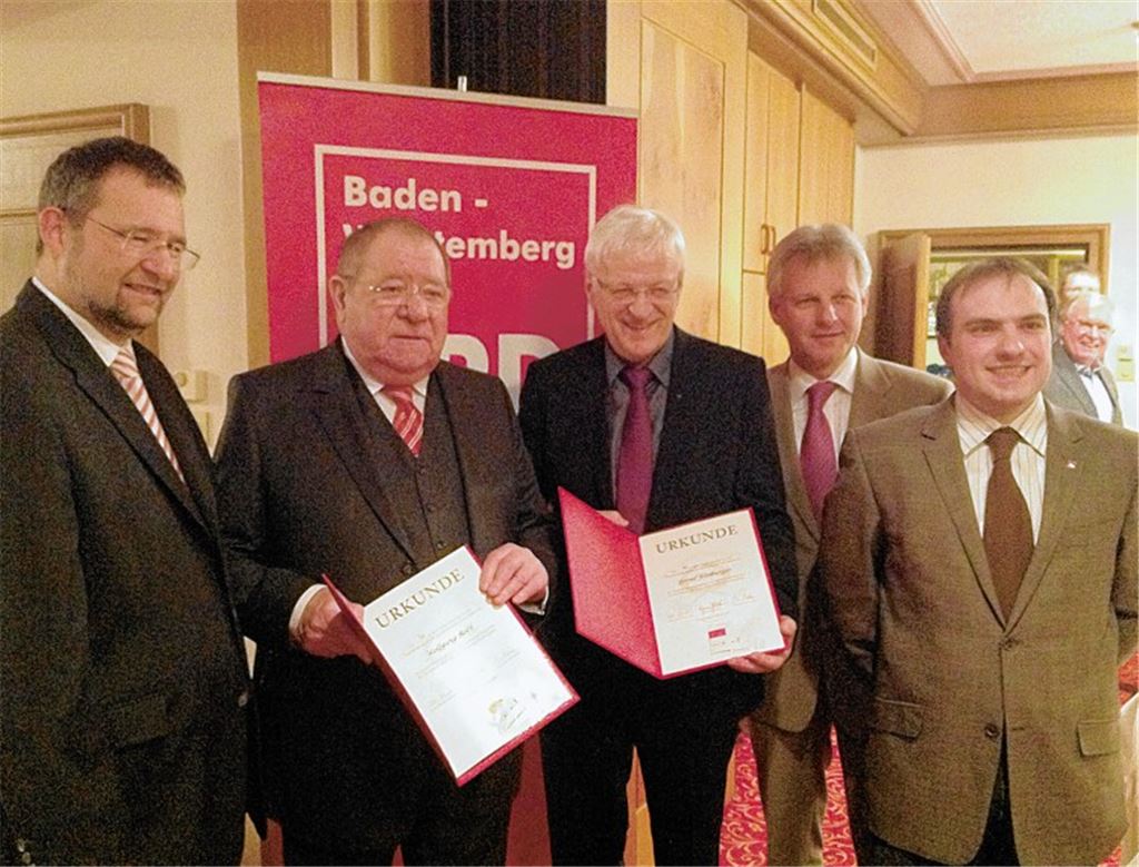 Pforzheims OB Gert Hager (li.), Kreis- und Stadtrat Thomas Knapp (2.v.re.) und SPD-Kreisvorsitzender Timo Steinhilper (re.) mit den Geehrten Wolfgang Roth (2.v.li.) und Bernd Kielburger.