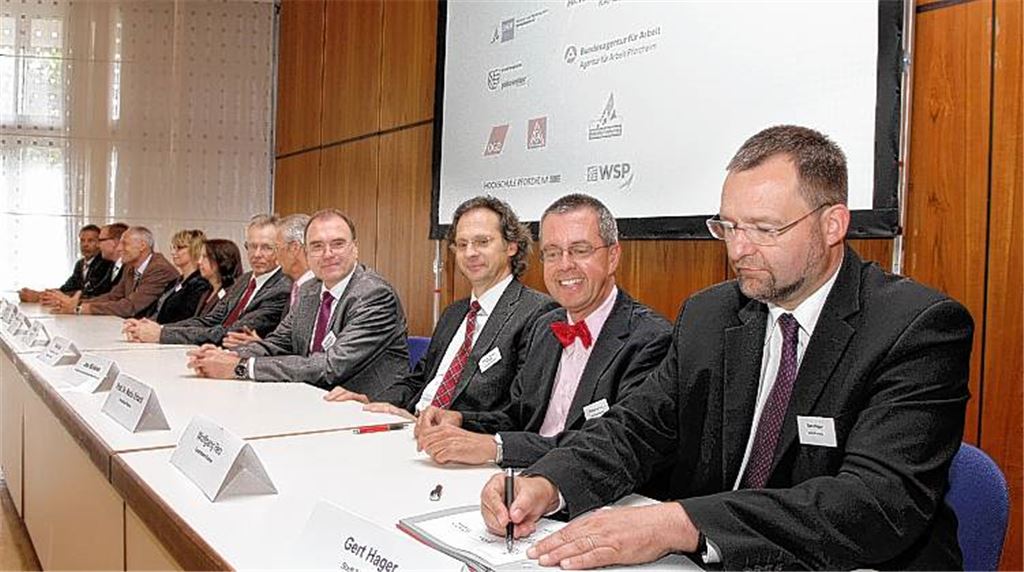 Pforzheims OB Gert Hager (re.) und Wolfgang Herz (2. v. re.) als Vertreter des Enzkreises unterzeichnen mit neun weiteren Partnern die neue Fachkräfte-Allianz Region Pforzheim. Foto: Tilo Keller