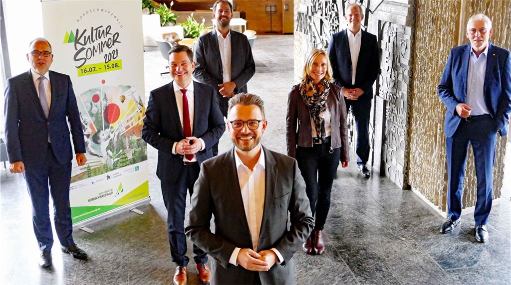 Pforzheims OB Peter Boch (Vordergrund) mit (mittlere Reihe v.li.) Landrat Dr. Klaus Michael Rückert (Freudenstadt), dem Vorsitzenden des Regionalverbands Nordschwarzwald Klaus Mack, der Geschäftsstellenleiterin AG Kulturregion Monika Schweickert, Landrat Helmut Riegger (Calw) sowie (hinten v.li.) Landrat Bastian Rosenau (Enzkreis) und Dr. Matthias Proske ( Verbandsdirektor Regionalverband Nordschwarzwald). Foto: Roth