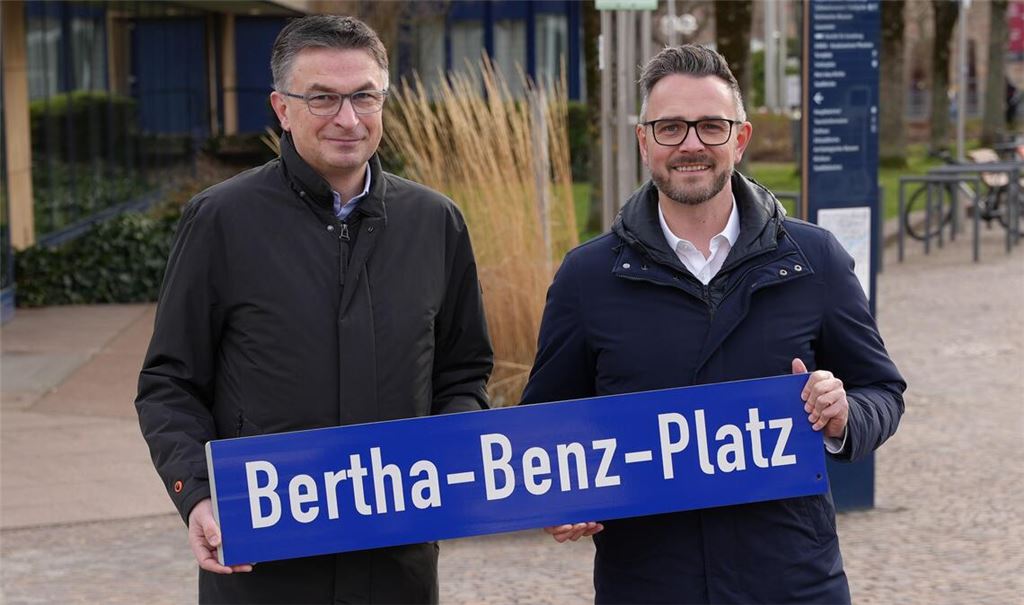 Pforzheims OB Peter Boch (re.) und WSP-Direktor Oliver Reitz empfehlen, den vorderen Waisenhausplatz in „Bertha-Benz-Platz“ umzubenennen. Foto: Stadt Pforzheim