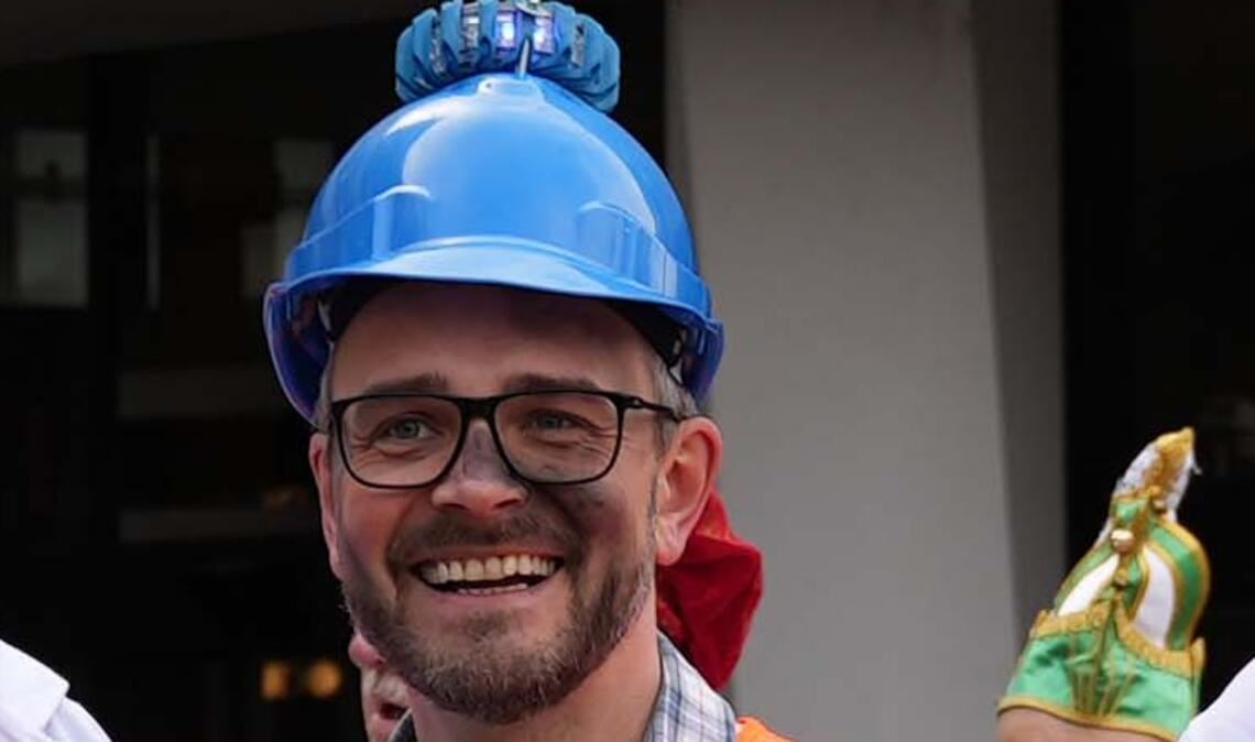Narren übernehmen die Macht in Pforzheim Pforzheims OB Peter Boch schlägt sich zwar wacker, muss am Ende aber den Schlüssel zum Rathaus an die Narren übergeben. Foto: ©Stadt Pforzheim; Ella Martin