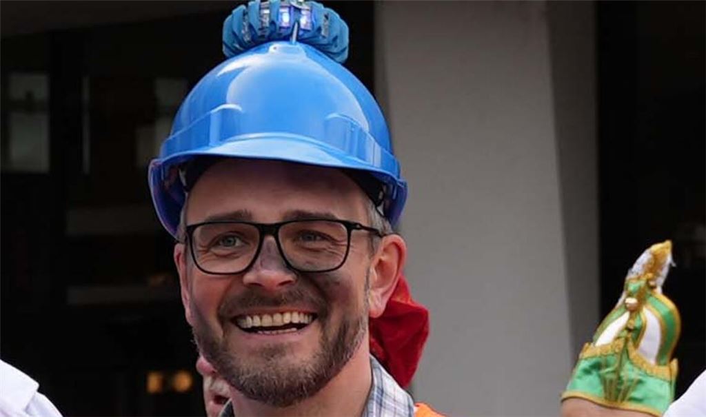 Pforzheims OB Peter Boch schlägt sich zwar wacker, muss am Ende aber den Schlüssel zum Rathaus an die Narren übergeben. Foto: ©Stadt Pforzheim; Ella Martin