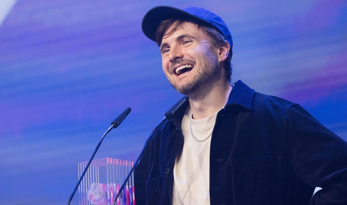 Phil Laude freut sich über den "Ehrenpreis" bei den  VideoDays Festival Awards.