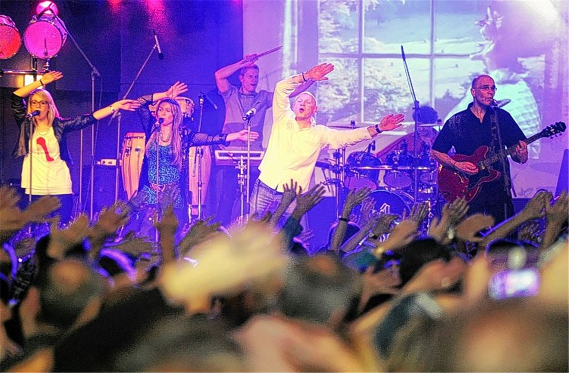 „Phil“ verbreiten in der Erlentalhalle den Sound von Phil Collins und Genesis.