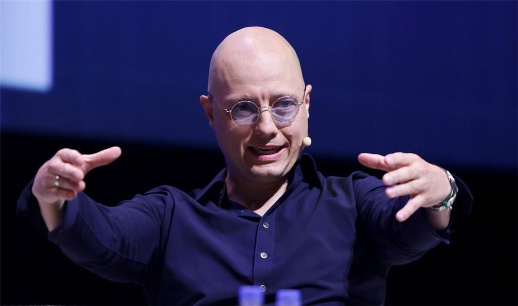 Philip Hopf steht ganz weit oben in den Podcast-Charts.