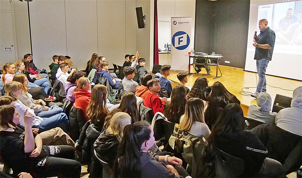 Philip Schlaffer gehörte fast zwei Jahrzehnte zur rechtsextremen Szene. Beim Auftritt im Mühlacker Theodor-Heuss-Gymnasium warnt er vor radikalen Strömungen. Foto: Friedrich