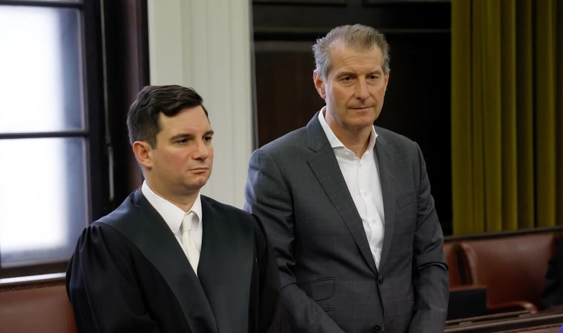 Philip von der Meden, Anwalt von Nebenkläger Stephan Hensel, hat Christina Block nach der Bedeutung von Einträgen in ihr Tagebuch gefragt.