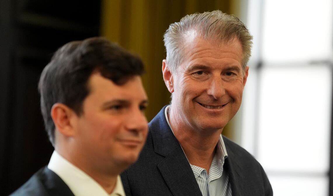 Philip von der Meden (links), Anwalt von Christina Blocks Ex-Mann Stephan Hensel (rechts), thematisiert im Prozess um die Entführung der Kinder den Sorgerechtsstreit. (Archivbild)