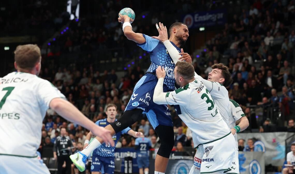 Philipp Ahouansou zieht ab gegen seinen Ex-Club HSG Wetzlar.