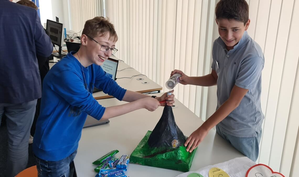 Philipp Daniel und Maximilian Kiefel stellen im Jugendforschungszentrum ihren Cola-Vulkan vor. Foto: Metzbaur