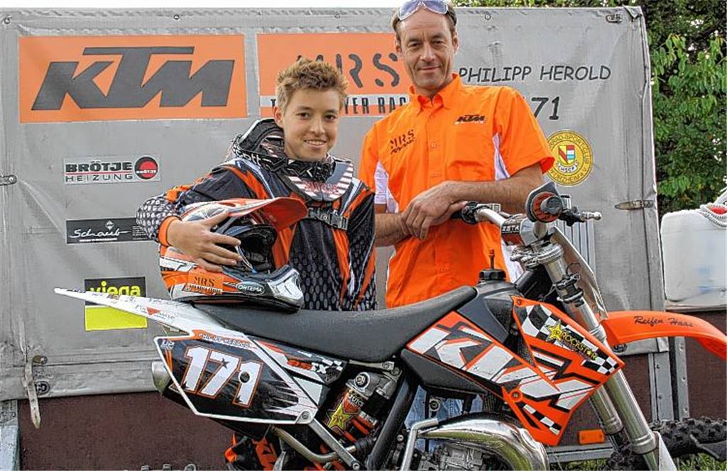 Philipp Herold fährt die Rennen, sein Vater Jörg übt die Multifunktion als „Manager, Seelsorger, Schrauber und Koch“ aus – und bibbert manchmal um die Unversehrtheit seines Sohnes. Fotos: privat