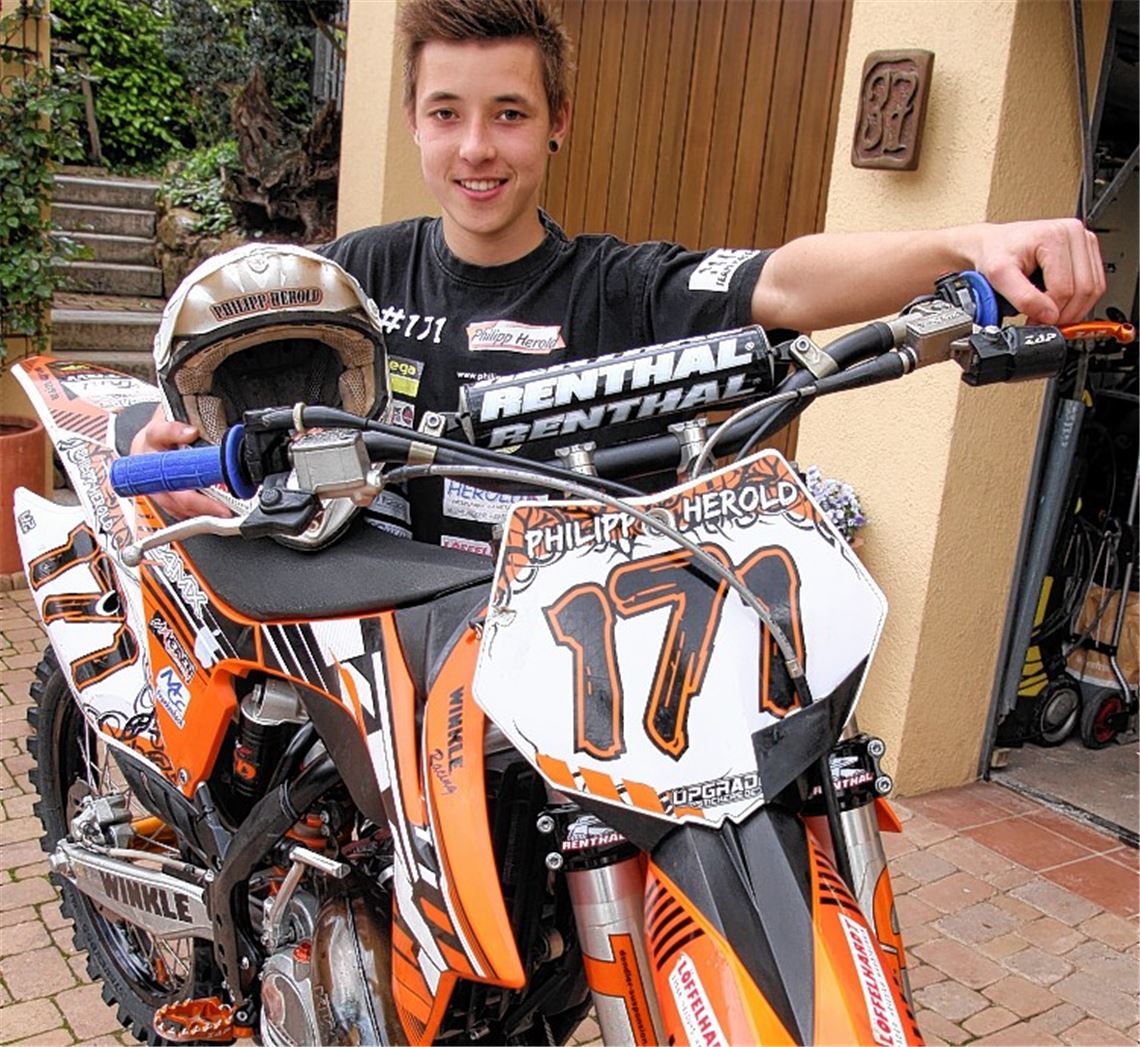 Philipp Herold mit seiner KTM SX125, die vor der Garage aufgebockt ist. Foto: Eigner