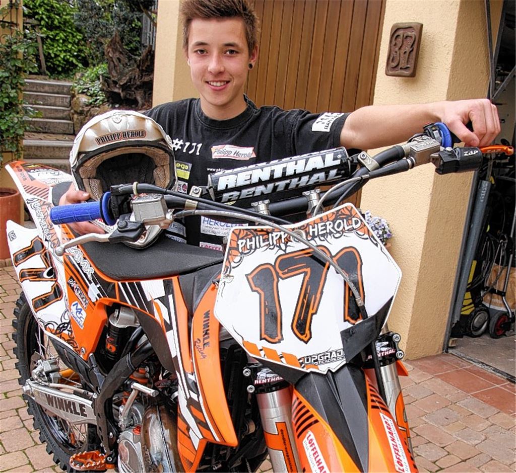 Philipp Herold mit seiner KTM SX125, die vor der Garage aufgebockt ist. Foto: Eigner