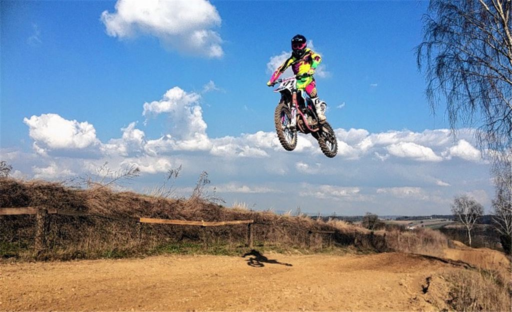 Philipp Herold will hoch hinaus, und seine neue KTM SX 250F liegt dem 16-Jährigen aus Hohenklingen schon richtig gut. Foto: privat