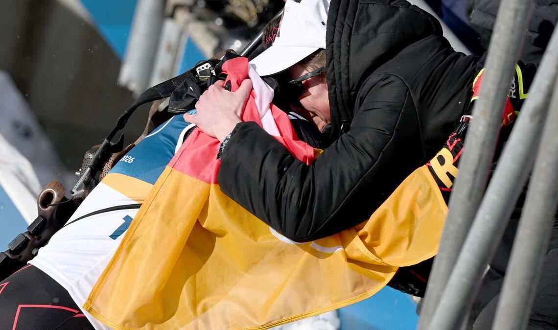 Philipp Horn wird im Ziel von seiner weinenden Ehefrau Antonia getröstet.