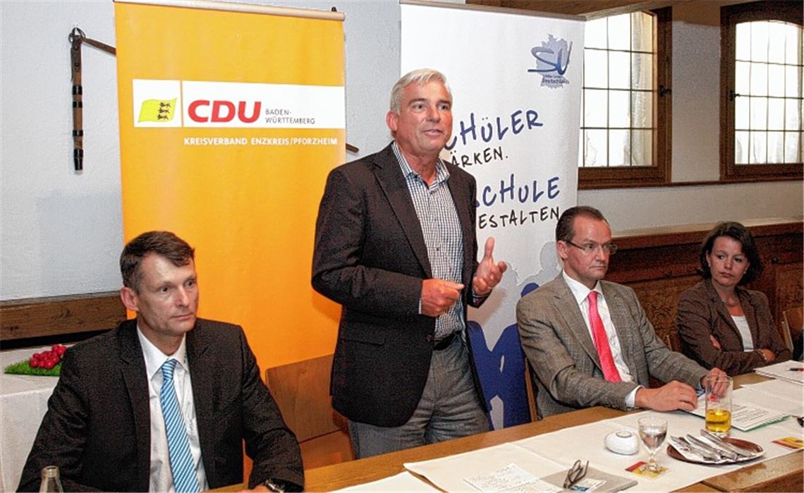 Philipp Kollmar von der Firma Bellmer, CDU-Landesvorsitzender Thomas Strobl, Gunther Krichbaum und Viktoria Schmid (v. li.) sprechen über das duale Ausbildungssystem. Foto: Tilo Keller