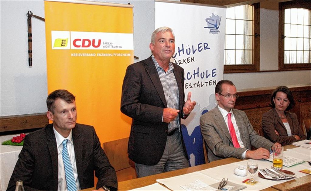 Philipp Kollmar von der Firma Bellmer, CDU-Landesvorsitzender Thomas Strobl, Gunther Krichbaum und Viktoria Schmid (v. li.) sprechen über das duale Ausbildungssystem. Foto: Tilo Keller