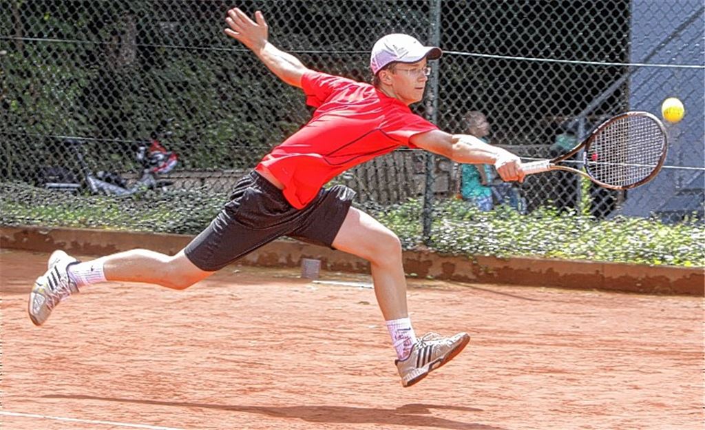 Philipp Kramer zeigt im Finale das insgesamt druckvollere Spiel und wird U18-Stadtmeister. Auch im Doppel holt sich der Mühlackerer an der Seite von Christofer Stoll den Titel. Foto: Eigner