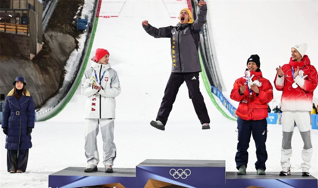 Philipp Raimund (M) jubelte ausgelassen, will sich beim Feiern aber erst einmal zurückhalten.