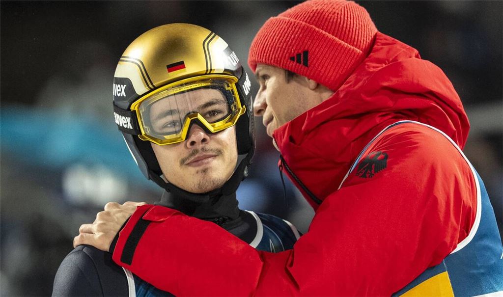 Philipp Raimund ist enttäuscht – da hilft auch der Trost von Teamkollege Andreas Wellinger (re.) nichts.