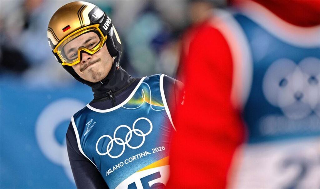 Philipp Raimund ist nach nach dem Springen von der Großschanze bedient.