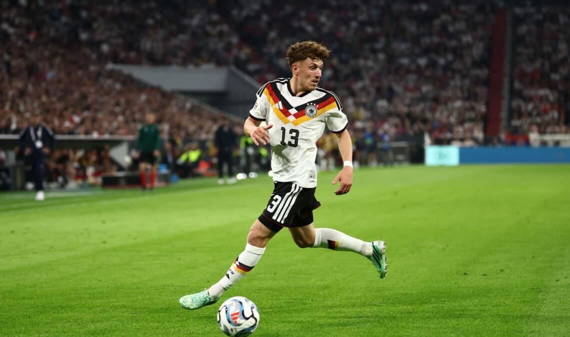 Philipp Treu (Note 3): Da hatte offenbar jemand Eindruck hinterlassen – der Rechtsverteidiger des SC Freiburg war bei seinem Länderspieldebüt vor einer Woche beim 1:1 gegen die Niederlande in Amsterdam der beste deutsche Feldspieler. Jetzt gegen die Serben stand er wieder von Beginn an auf dem Platz. Und, was soll man sagen: Treu agierte wieder griffig und bissig, wenn auch nicht so stark nach vorne wie in Amsterdam. Was auch an den tief stehenden Serben lag, die dem Rechtsverteidiger kaum Raum für Tempoläufe ließen. Allerdings: Treu flankte nach einer knappen Stunde punktgenau auf Nick Woltemade, der dann aus kurzer Distanz freistehend drüber schoss.