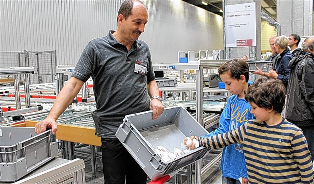 Philipp und Luis (v. re.) aus Heidelberg sind echte „Profis“ in Sachen Richard Wolf. Ihr Vater arbeitet in dem Knittlinger Unternehmen. Klaus Halgato (re.) erklärt ihnen das Shuttle-Lager.