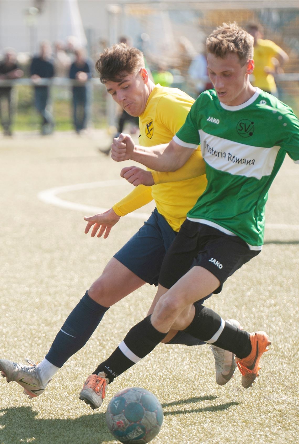 TSV Wiernsheim entführt drei Punkte aus Bissingen Phönix II (in Gelb) hat im Spiel gegen den SV Sternenfels die Nase vorn. Foto: Fotomoment