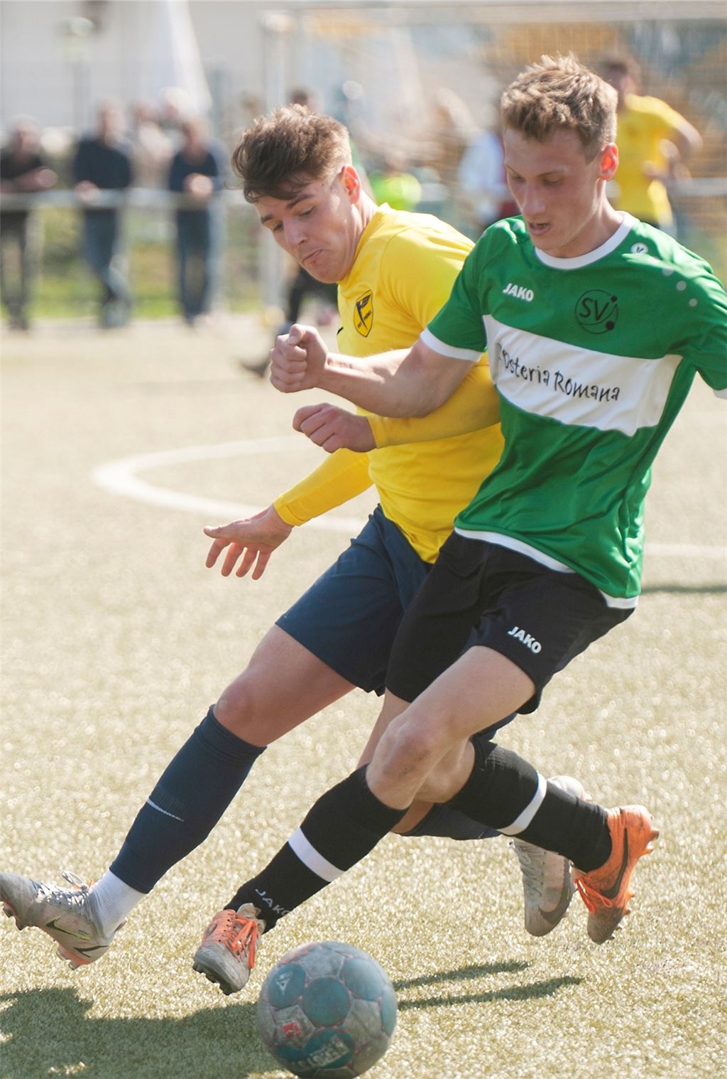 Phönix II (in Gelb) hat im Spiel gegen den SV Sternenfels die Nase vorn. Foto: Fotomoment