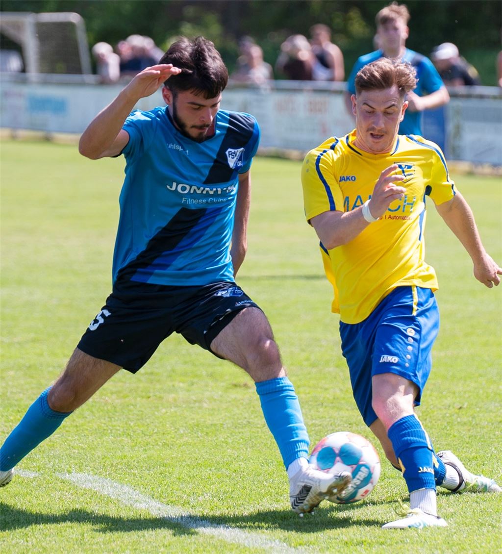 Phönix-Kicker Joscka Heugel (re.) kämpft mit dem Gegenspieler um den Ball. Foto: vh