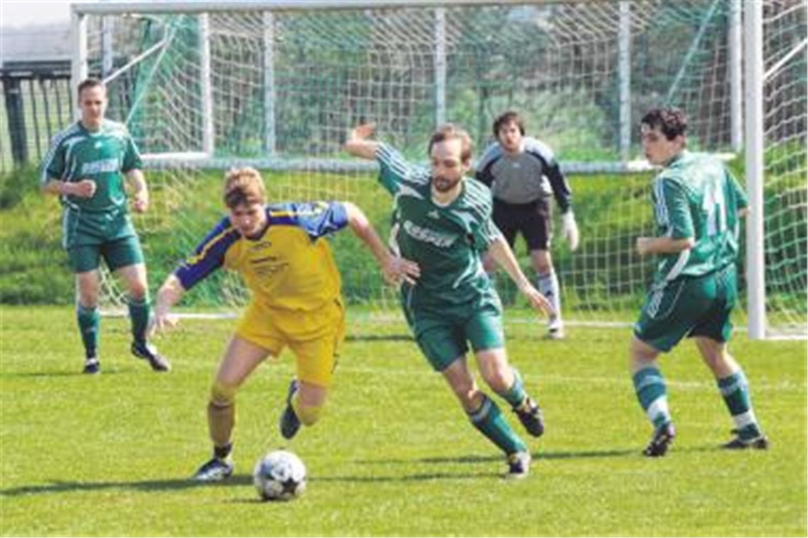 Phönix Lomersheim (Dominik Murnberger am Ball) lässt nach der 2:0-Führung die Zügel schleifen und ermöglicht Iptingen den zwischenzeitlichen Ausgleich.
Foto: Fotomoment