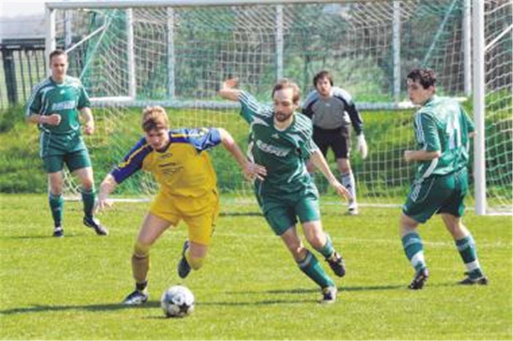 Phönix Lomersheim (Dominik Murnberger am Ball) lässt nach der 2:0-Führung die Zügel schleifen und ermöglicht Iptingen den zwischenzeitlichen Ausgleich.
Foto: Fotomoment