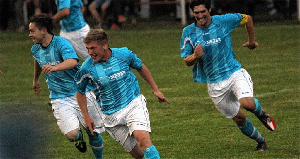 Phönix Lomersheim (Sven Ebert, Marco Schröder und Sören Brüstle v.li.) nimmt Anlauf auf die Bezirksliga. Foto: Eigner