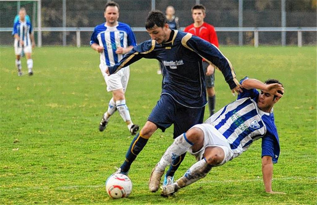 Phönix Lomersheim (dunkelblaue Trikots) stürmt über 90 Minuten auf das gegnerische Tor. Am Ende hat jedoch Bissingen II das Glück auf seiner Seite und kann über drei Punkte jubeln.