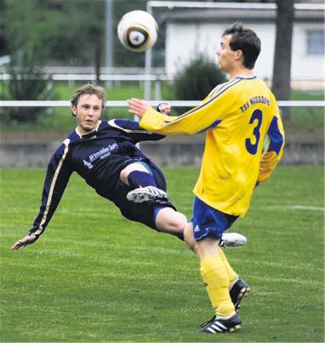 Phönix Lomersheim (dunkle Trikots) liefert sich mit Nussdorf einen harten Kampf, macht aber vor allem in der ersten Halbzeit zu viele Fehler. Foto: Fotomoment