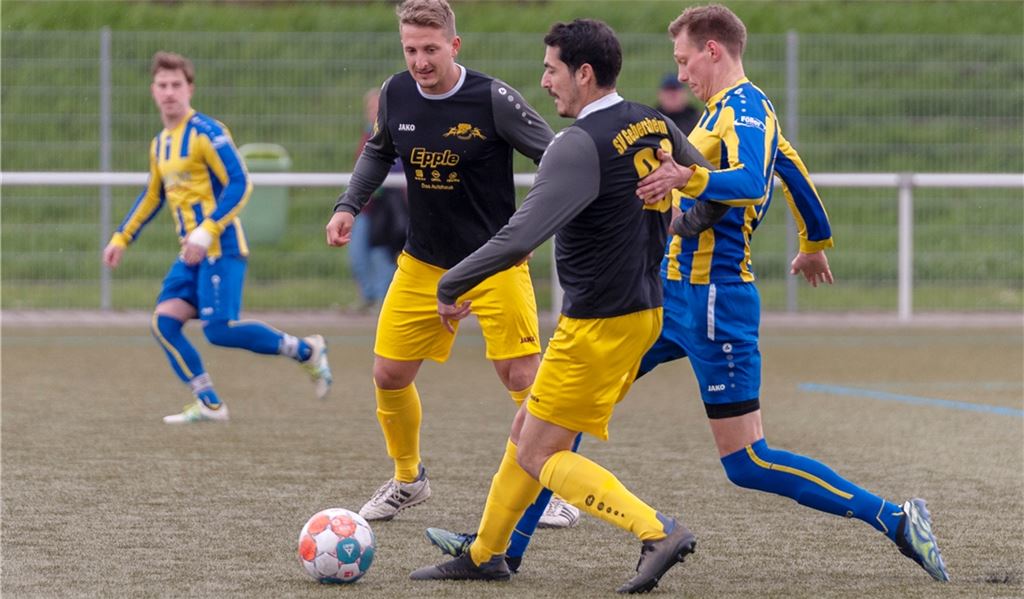 Phönix Lomersheim (gelb-blaue Trikots) stolpert vor heimischer Kulisse über Gebersheim. Selbst die phasenweise Überzahl kann das Team nicht nutzen. Foto: Fotomoment