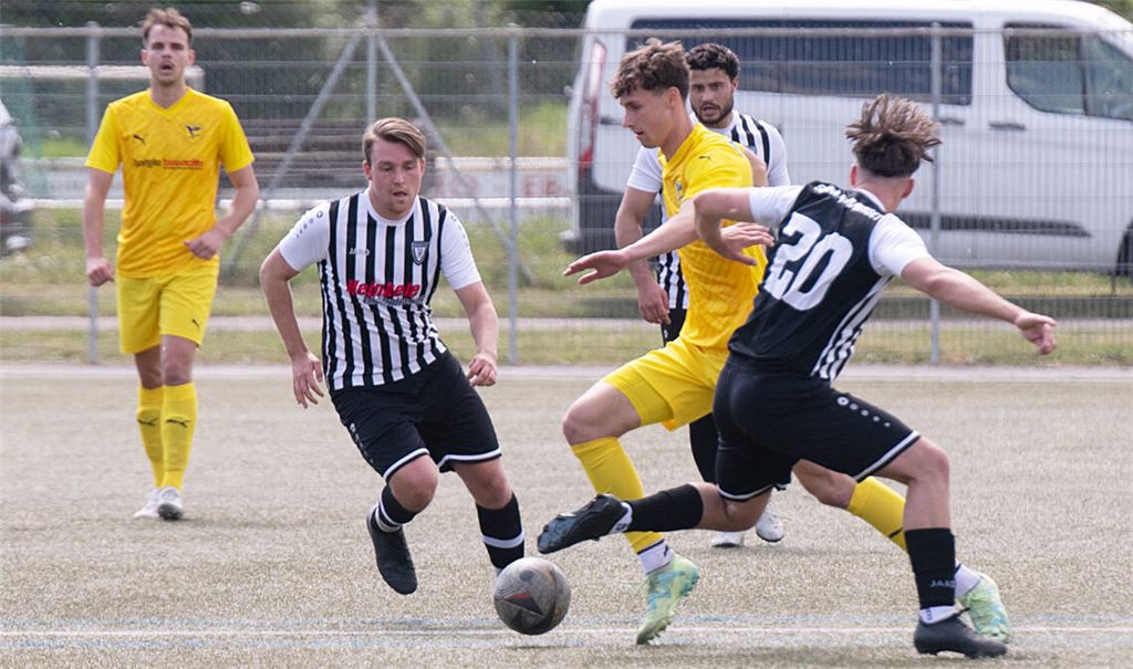 Phönix Lomersheim (gelbe Trikots) gewinnt 5:3 gegen die SpVgg Renningen. Foto: Fotomoment