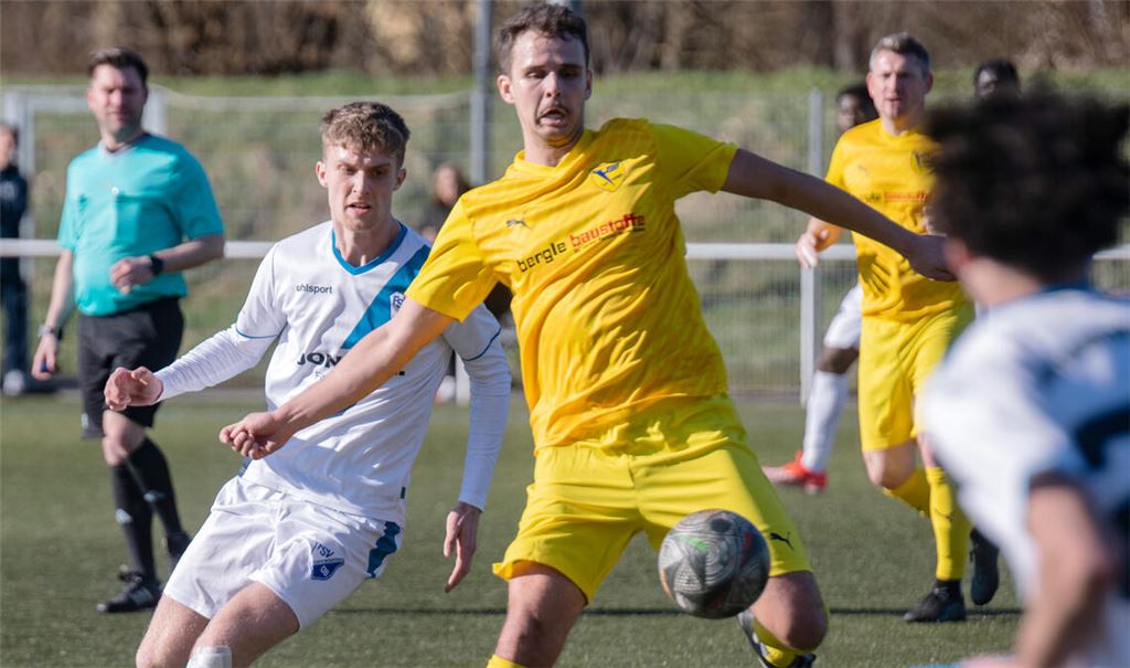 Phönix Lomersheim (gelbe Trikots) sichert sich zum Rückrundenauftakt drei wichtige Punkte. Foto: Fotomoment