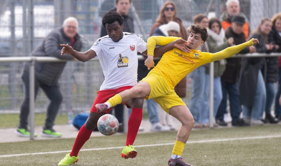 Phönix Lomersheim (in Gelb) fertigt Pflugfelden ab. Foto: Fotomoment