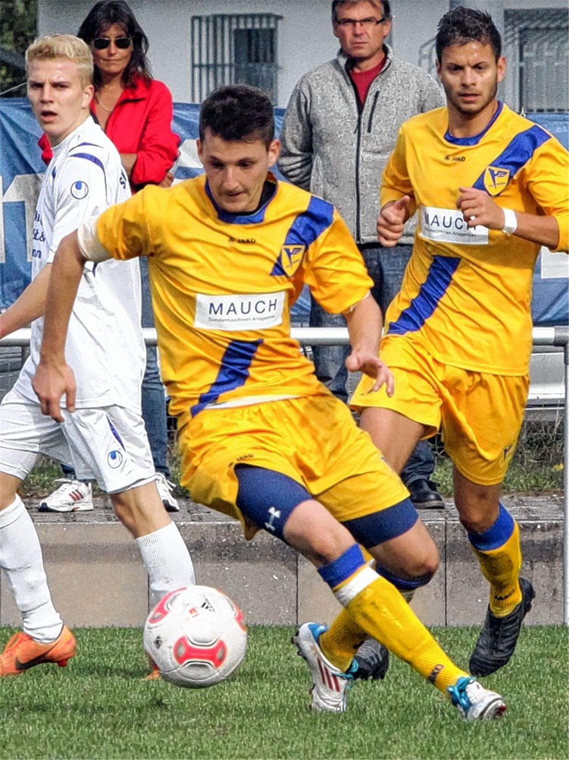 Phönix Lomersheim (in Gelb) präsentiert sich in der Bezirksliga zunächst ganz stark, zollt zum Ende der Hinrunde jedoch etlichen Ausfällen Tribut. Fotos: Eigner (3), Fotomoment