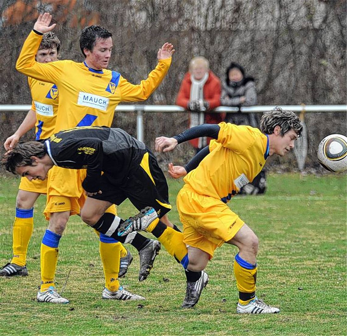 Phönix Lomersheim (in Gelb) schafft den Befreiungsschlag: Nach sieben sieglosen Spiel lässt der Aufsteiger den Tabellenzweiten Pleidelsheim stolpern. Foto: Fotomoment