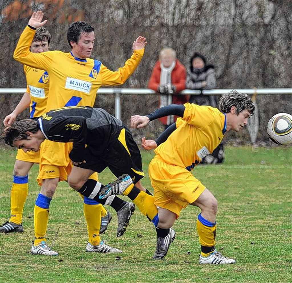 Phönix Lomersheim (in Gelb) schafft den Befreiungsschlag: Nach sieben sieglosen Spiel lässt der Aufsteiger den Tabellenzweiten Pleidelsheim stolpern. Foto: Fotomoment